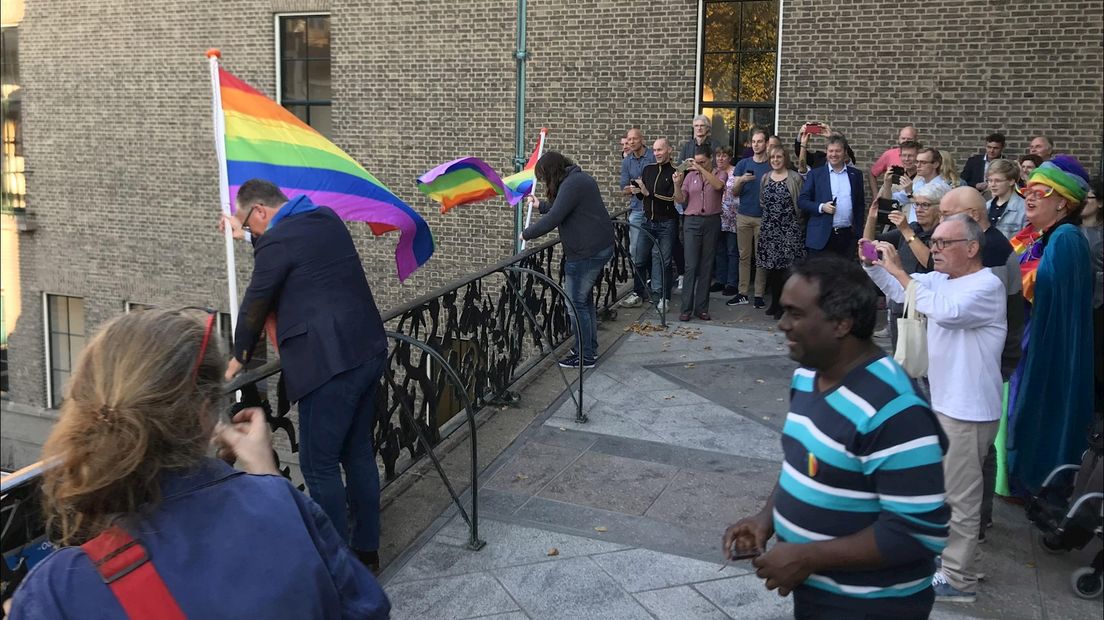 Het stadhuis in Enschede wordt aangekleed met regenboogvlaggen
