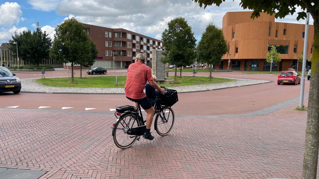 Fietser op het Oldambtplein in Winschoten