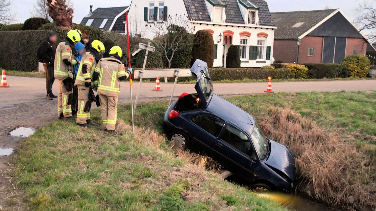 Auto belandt in sloot in Nieuwdorp