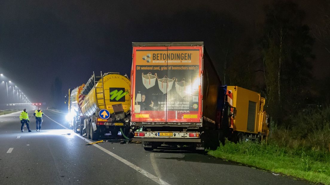 Bij het ongeluk waren drie vrachtwagens betrokken.