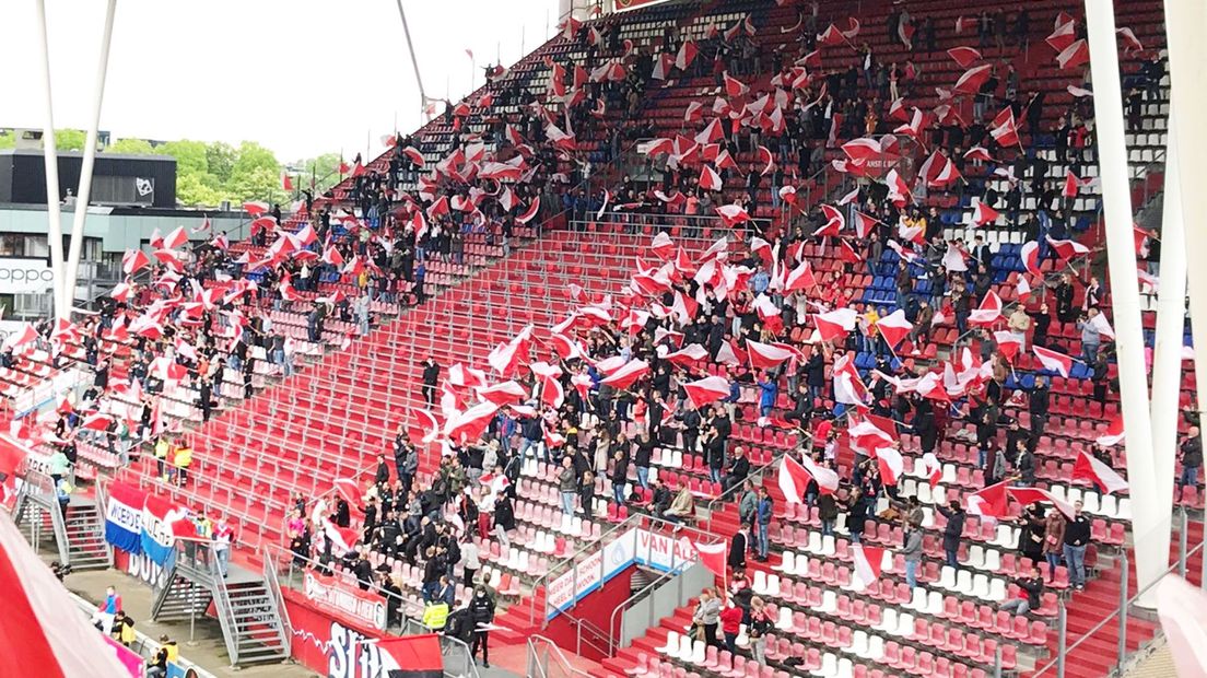 Fans zwaaien met vlaggen bij terugkeer in Galgenwaard