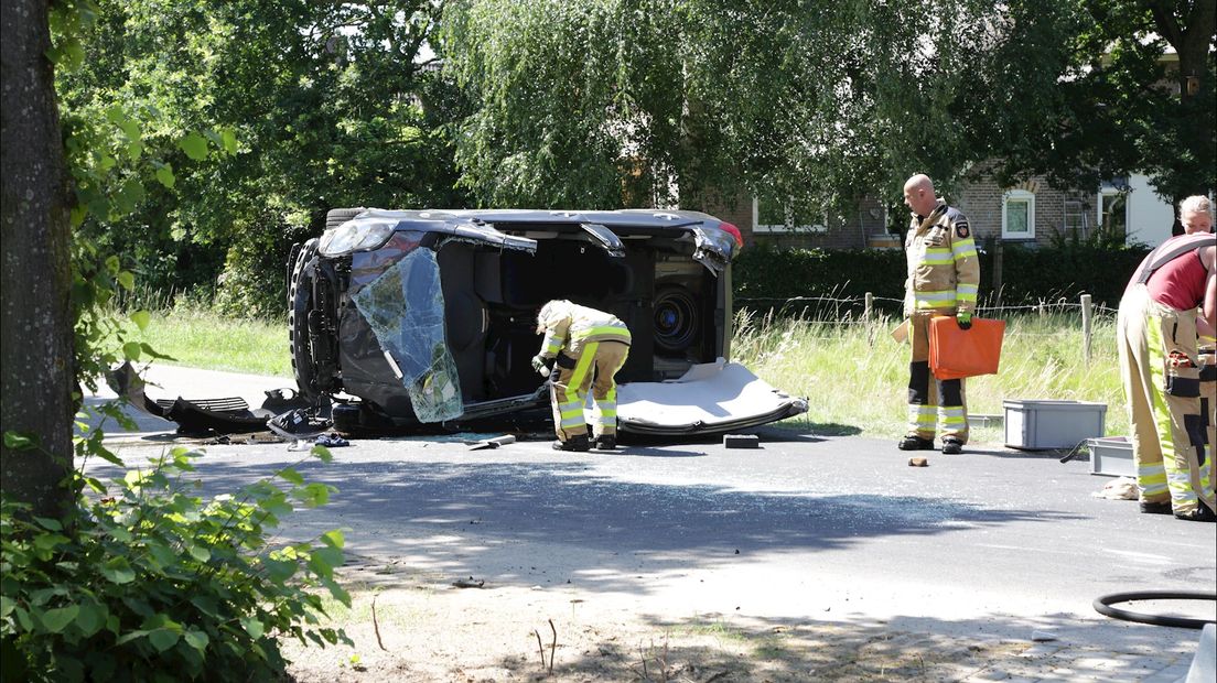 De vrouw moest door de brandweer uit haar auto worden gehaald.