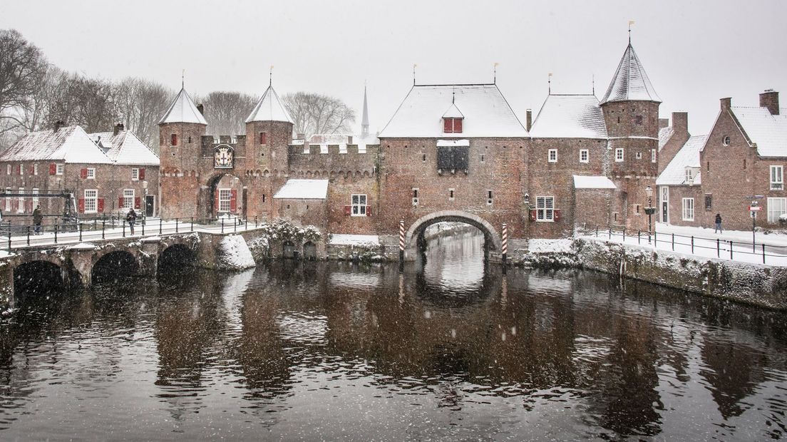 De Koppelpoort staat er vandaag ook mooi bij.