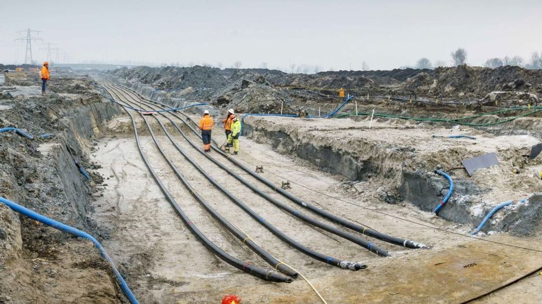Voorbeeld van hoe de hoogspanningslijnen in de grond worden aangelegd