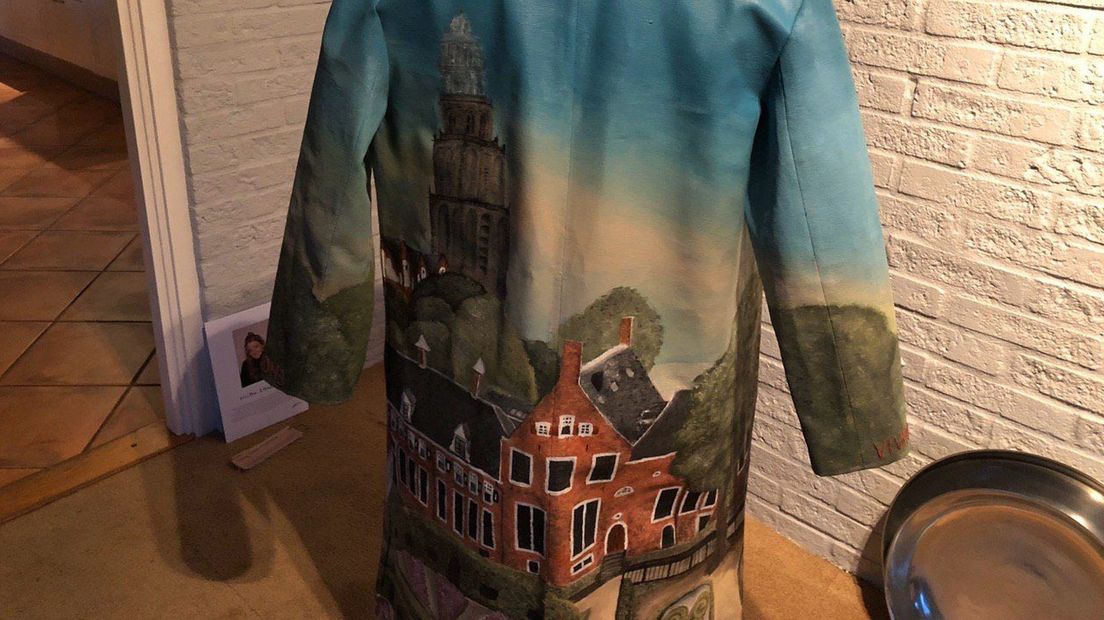 De achterkant van het jasje met onder meer de Prinsentuin