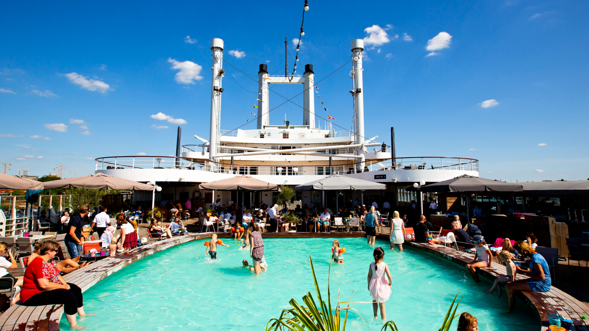 Pootje baden in het ondiepe zwembad van het ss Rotterdam.