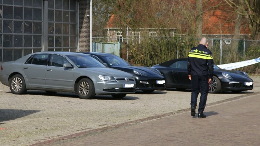 Verschillende auto's zijn in Nieuw-Schoonebeek in beslag genomen (Van Oost Media)