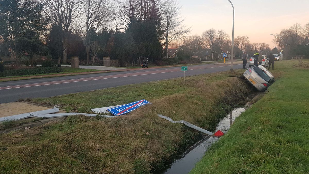 Auto eindigt in sloot Nijensleek