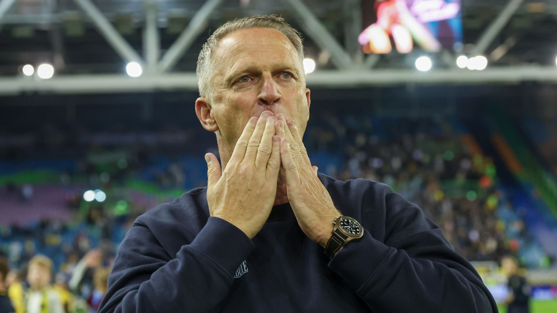 John van den Brom geëmotioneerd bij de laatste wedstrijd van vorig seizoen.