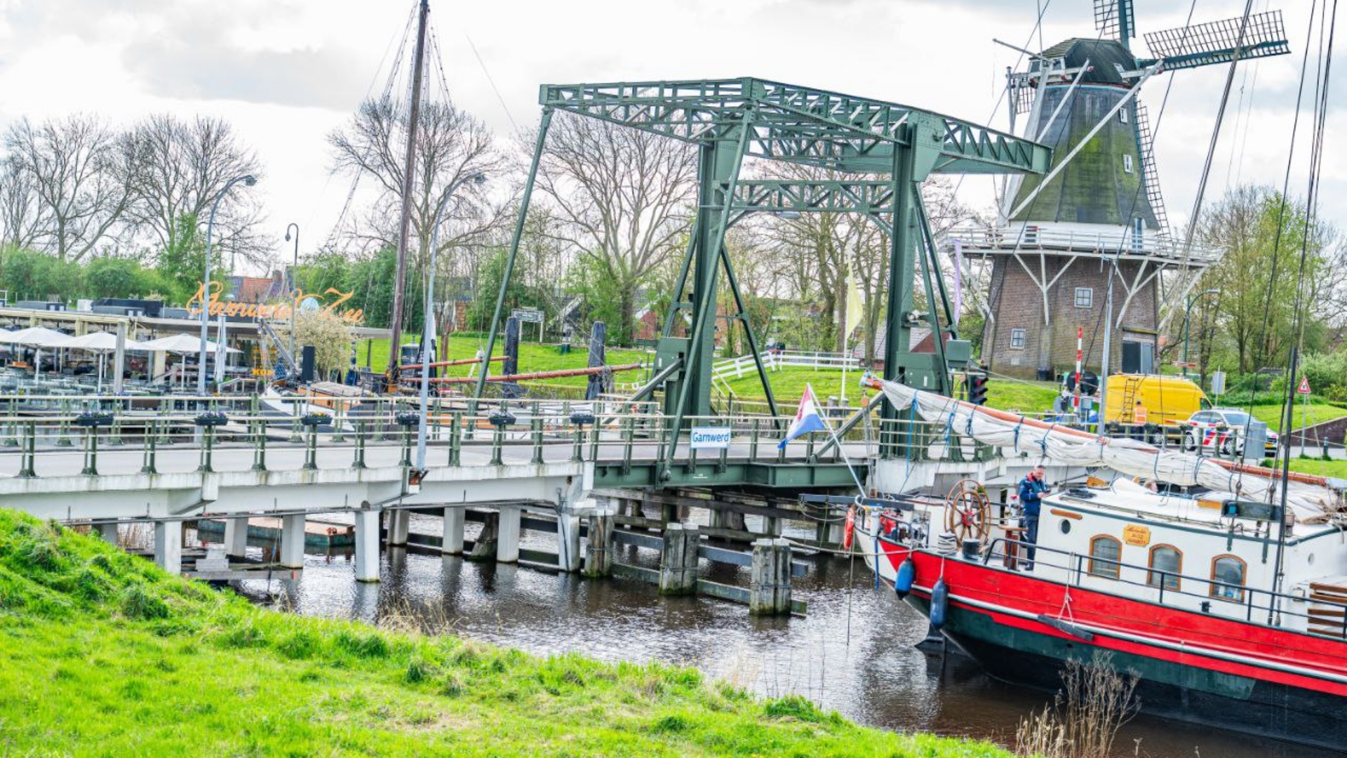 De brug over het Reitdiep en het schip dat er tegenaan voer
