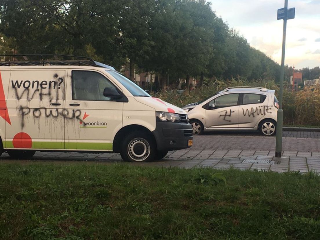 Hakenkruizen getekend op auto's