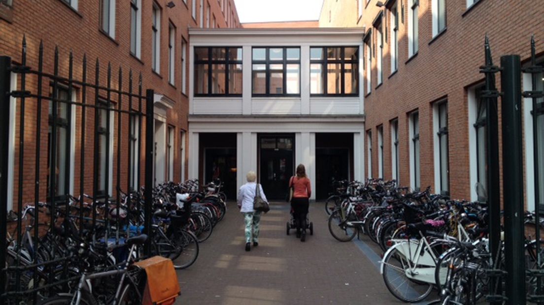 Het pand van de bibliotheek in de Oude Boteringestraat