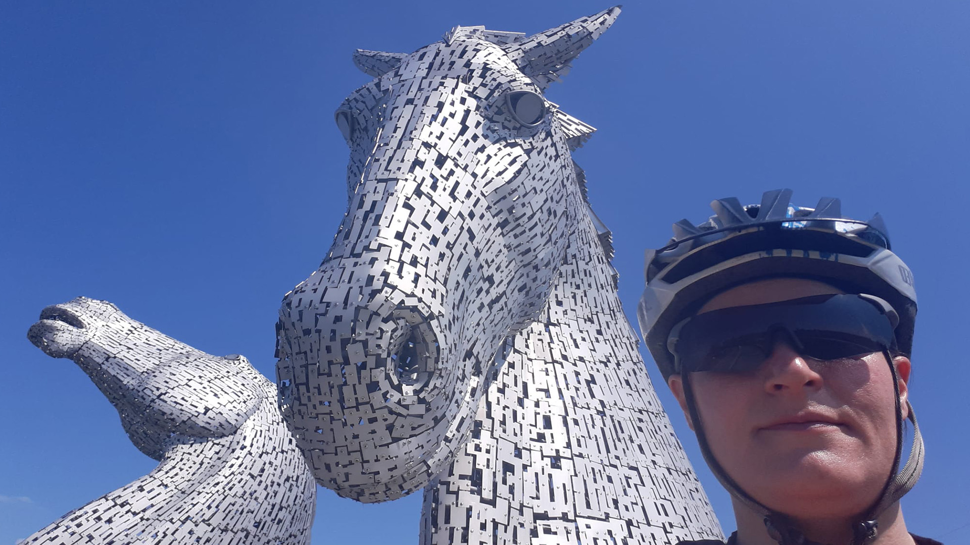 Hedwig op har fytstocht by de hynstekoppen fan 'The Kelpies'