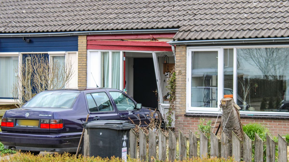 Auto rijdt huis in Arum binnen | Gasfles ontploft in woning in Sneek