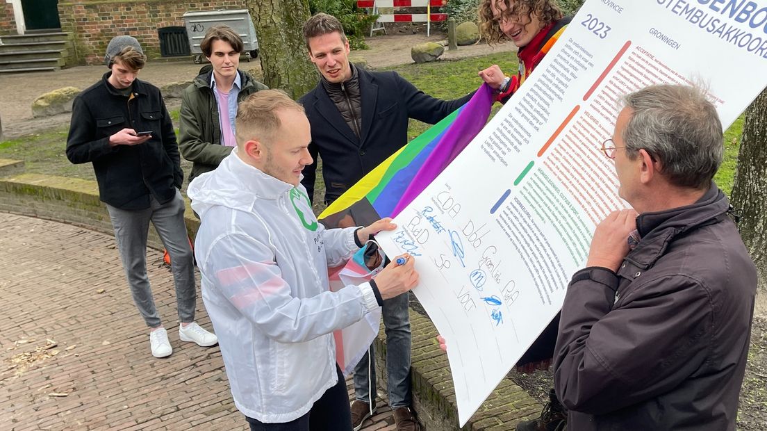 Lijsttrekker Meint Kolthof (PvdD) zet zijn handtekening onder het akkoord