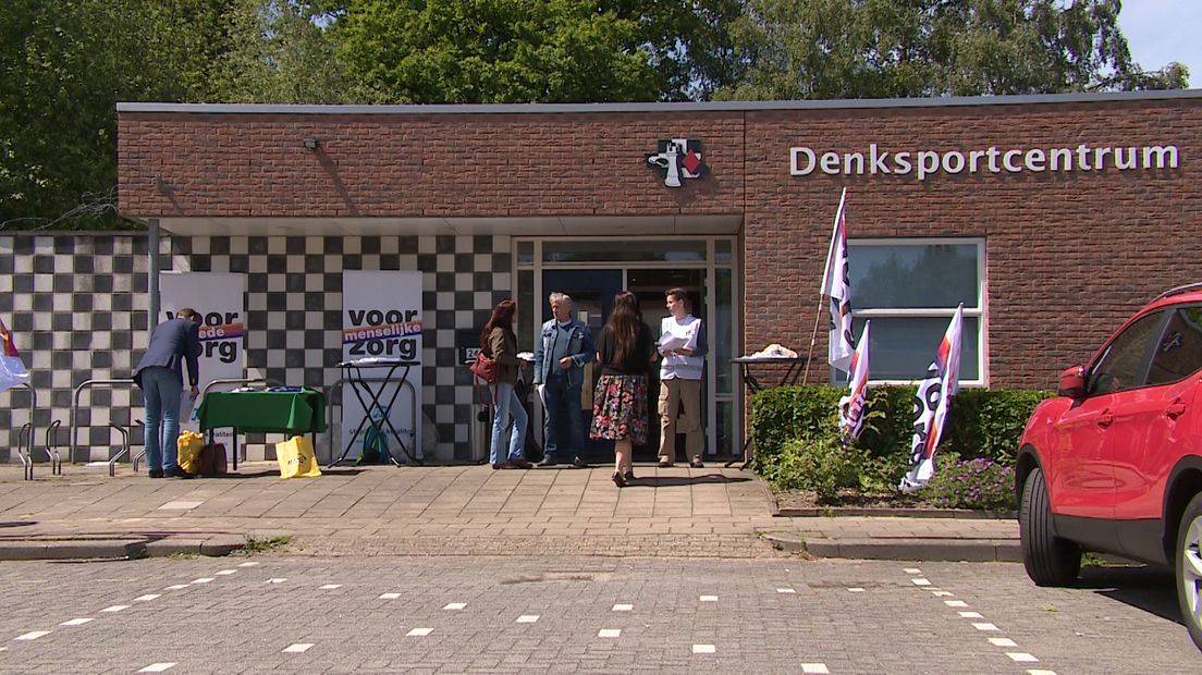 Een deel van het personeel van thuiszorgorganisatie Vérian Care & Clean is donderdagmiddag bijgepraat in Apeldoorn. De thuiszorgorganisatie verkeert in zwaar weer en heeft uitstel van betaling gekregen. Vaak is dat een voorbode voor een faillissement. Bij Vérian werken 1200 mensen