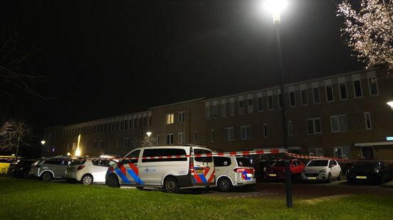 Dode in woning, politie houdt een persoon aan