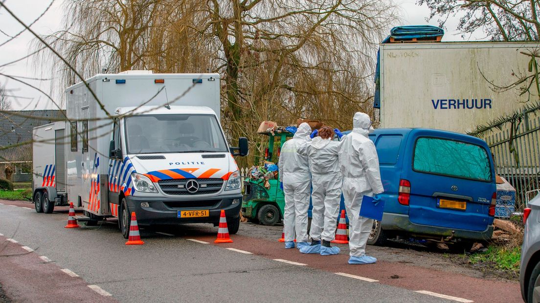 Rechercheurs doen onderzoek na de vondst van Peter Dhondt in zijn huis aan de Oud Aa.