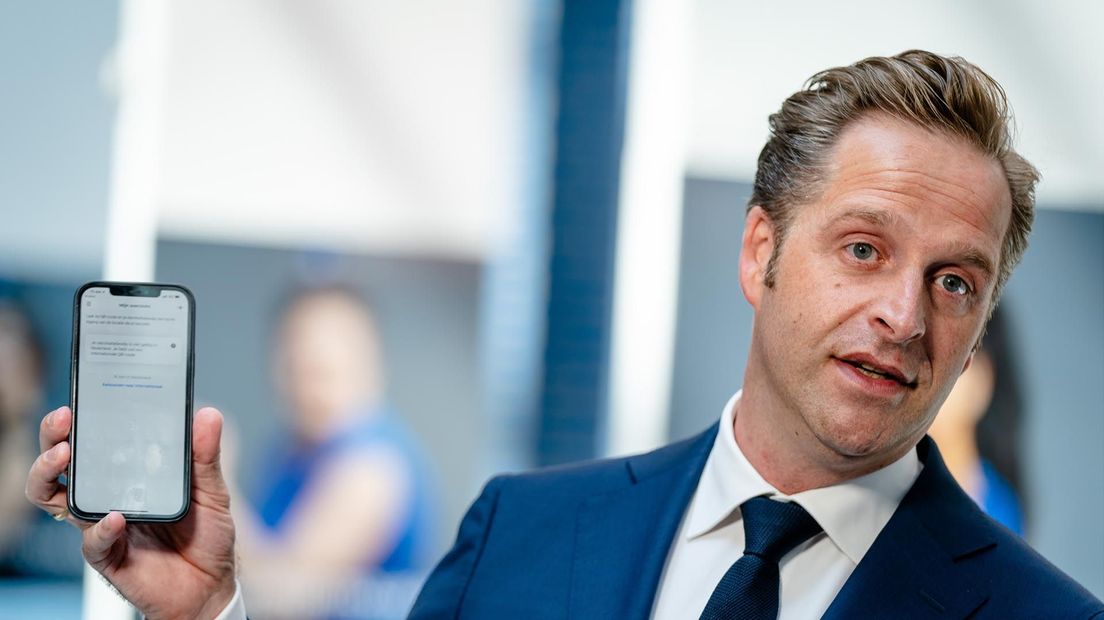 Minister Hugo de Jonge laat de nieuwe CoronaCheck-app zien.