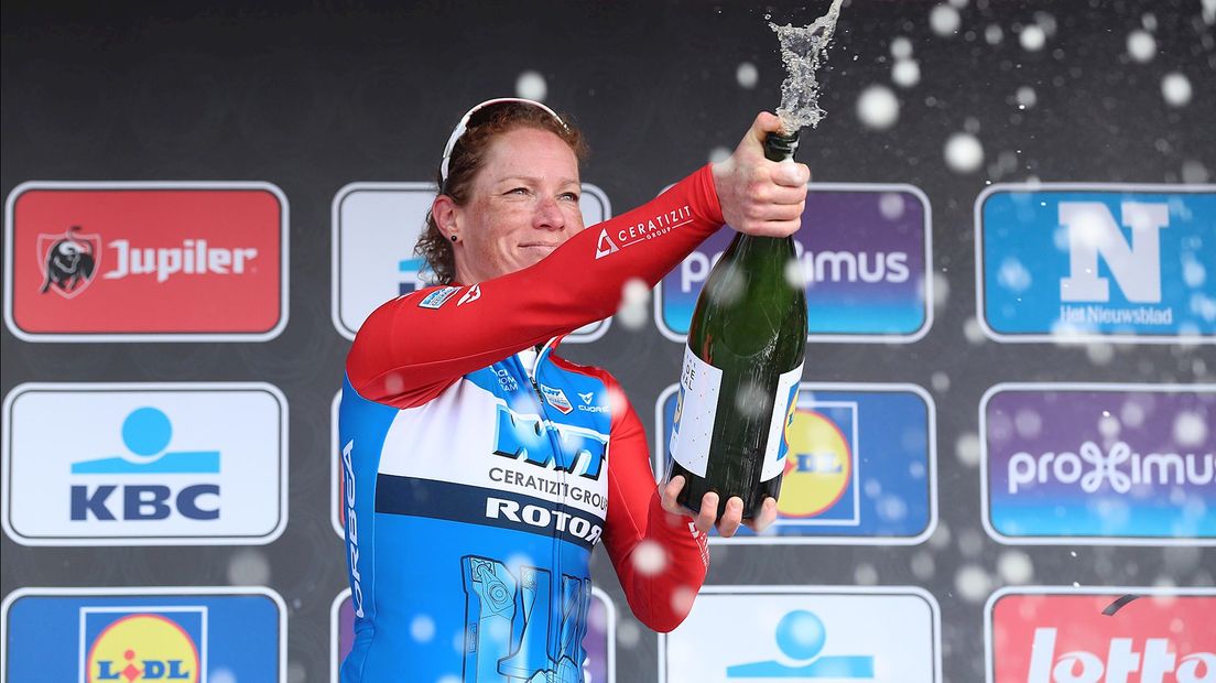 Kirsten Wild viert haar overwinning