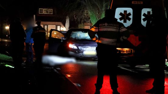 Voetganger overlijdt na aanrijding met auto. Voetganger overlijdt na aanrijding met auto.
