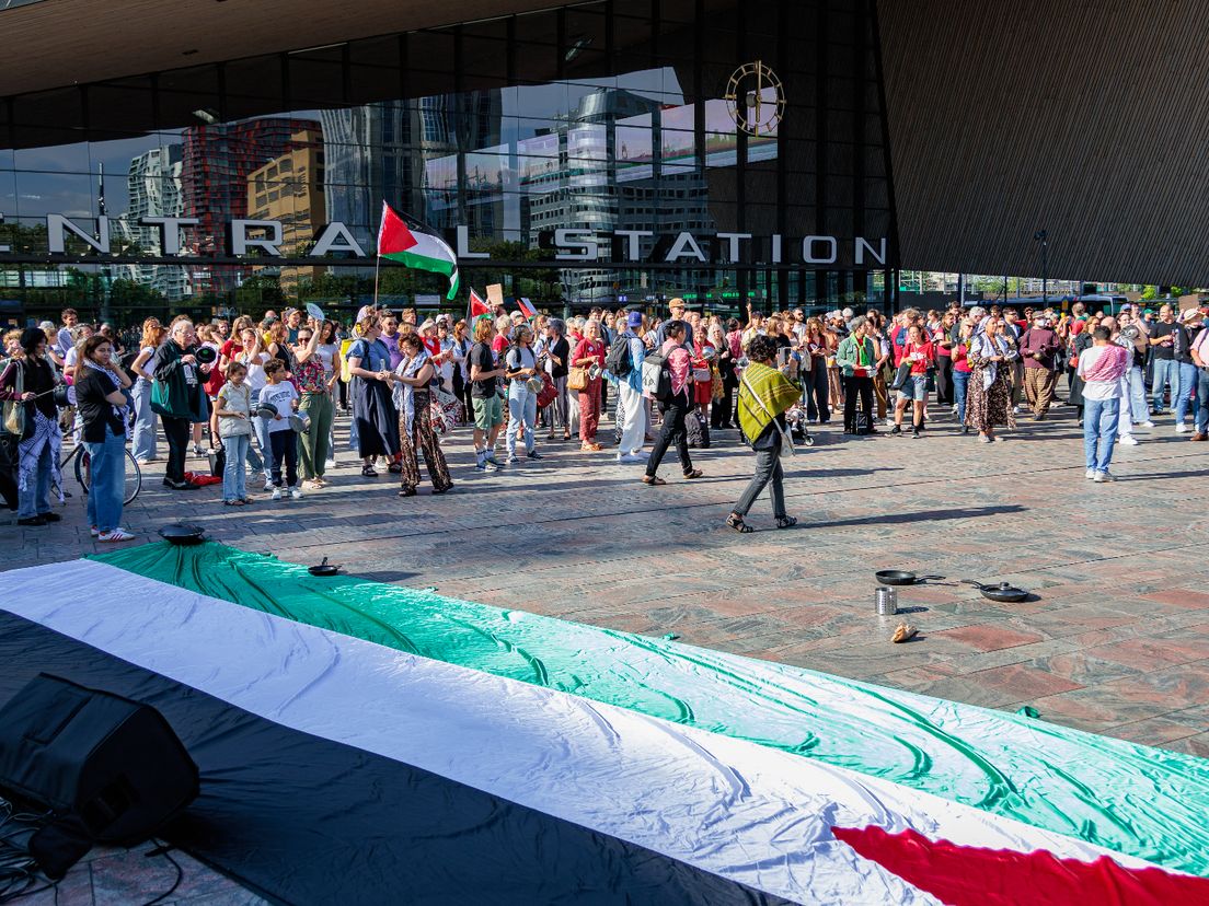 Er wordt door de demonstranten met potten en pannen geluid gemaakt