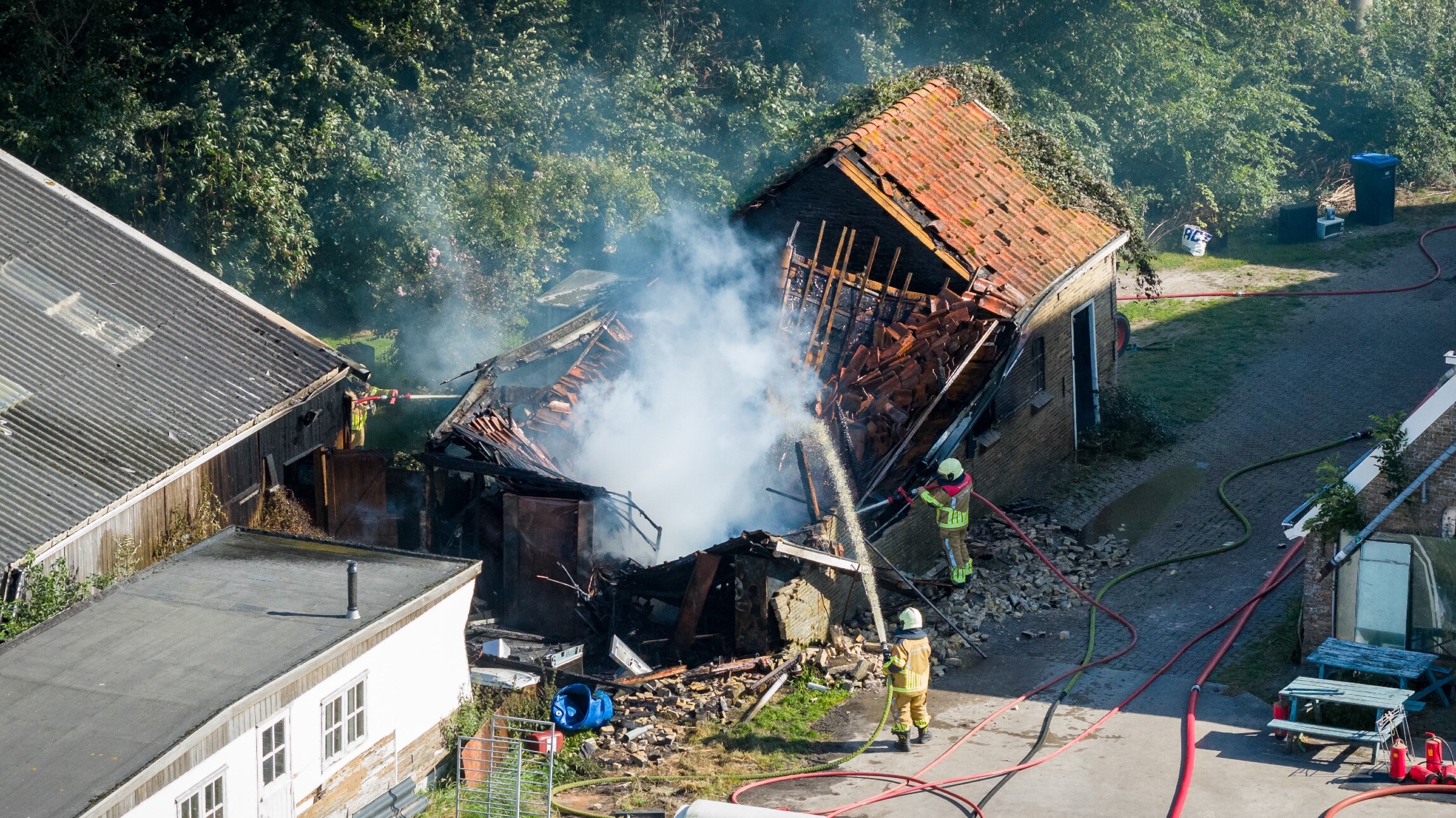 Skuorre yn Ypekolsgea folslein ynstoart troch grutte brân