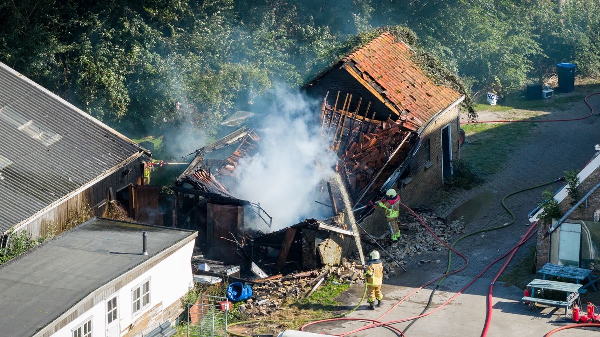 Schuur in Ypecolsga volledig ingestort door grote brand