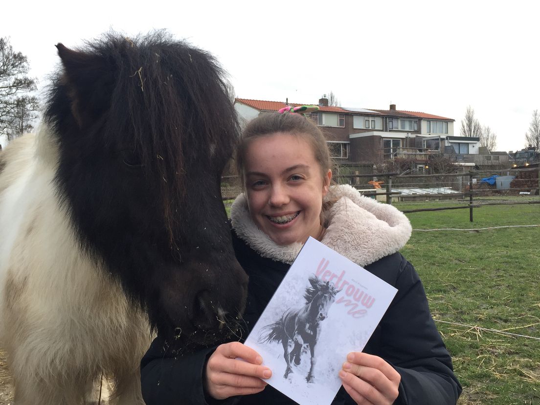 Het paardenmeisje Marije Bruggeman met haar shetland pony Indy
