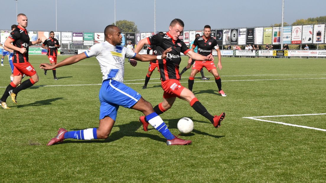 Kyle Doesburg doet een poging om te scoren