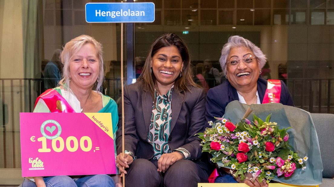Geeta en Gerda van de Hengelolaan in Morgenstond, Liefste Straat van Den Haag 2021, samen met wethouder Kavita Parbhudayal