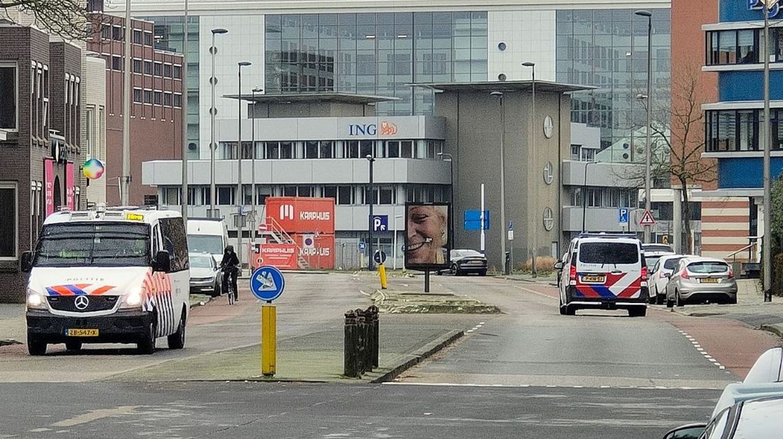 Politiewagens opvallend aanwezig in centrum Enschede rondom wedstrijd FC Twente - FC Utrecht