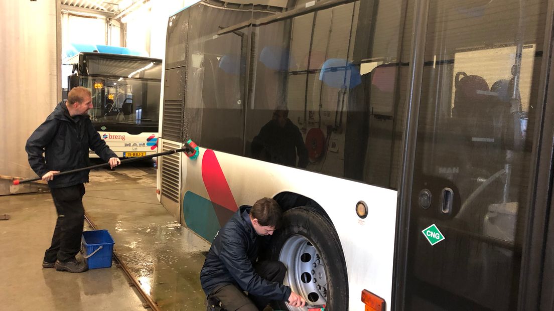 Tienduizend bussen maakten ze al schoon: de mannen van het Cleanteam Bemmel. Allemaal mensen met een verstandelijke beperking die sinds 2012 alle bussen die in de remise in Bemmel komen schoonmaken. Van binnen en van buiten.