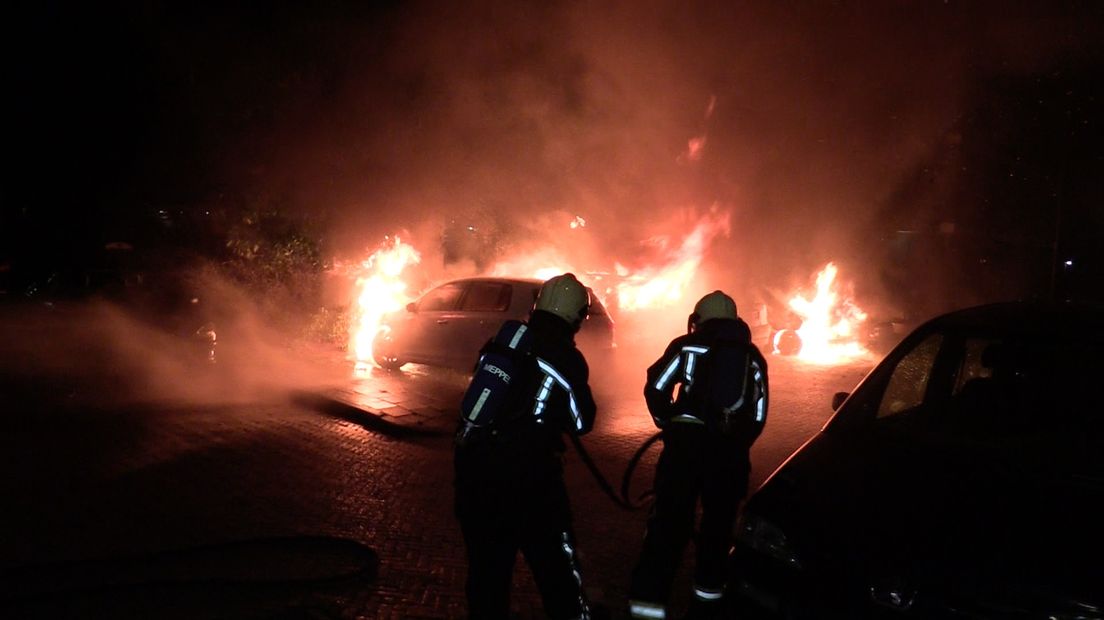 De brandweer probeerde de brandende auto's te blussen (Rechten: Persbureau Wever)