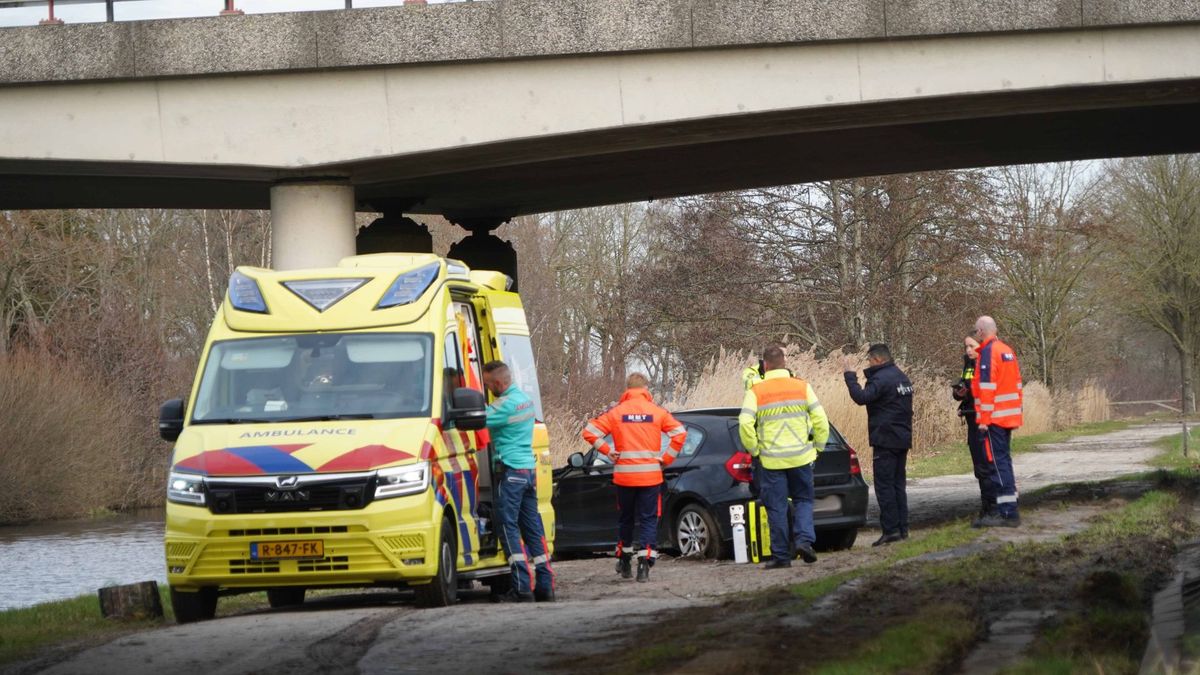 Auto schiet van A37 en eindigt naast viaduct