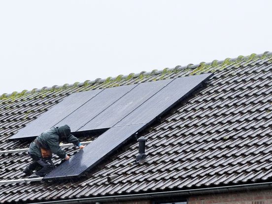 Klanten DELTA met zonnepanelen gaan betalen voor terugleveren stroom