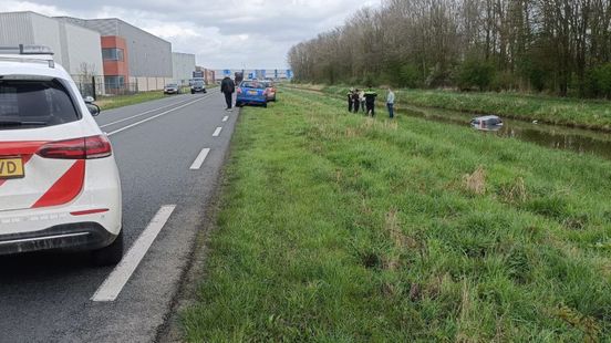 Vrouw met auto in sloot • fietser gewond na aanrijding.