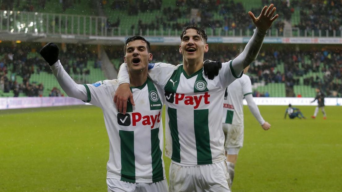 Matchwinnaar Mo el Hankouri (links) viert feest met ploeggenoot Ludovit Reis