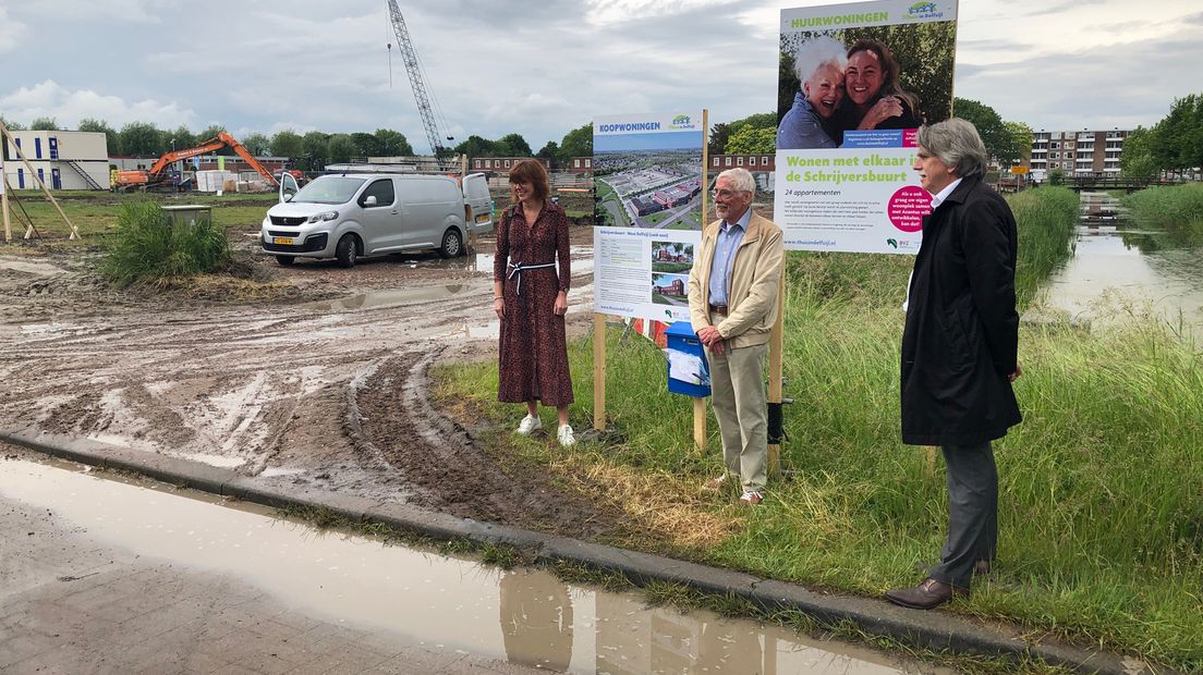 Directeur Anita Tijsma (Acantus), bewoner Wim Baars en burgemeester Beukema bij één van de nieuwbouwlocaties in Delfzijl