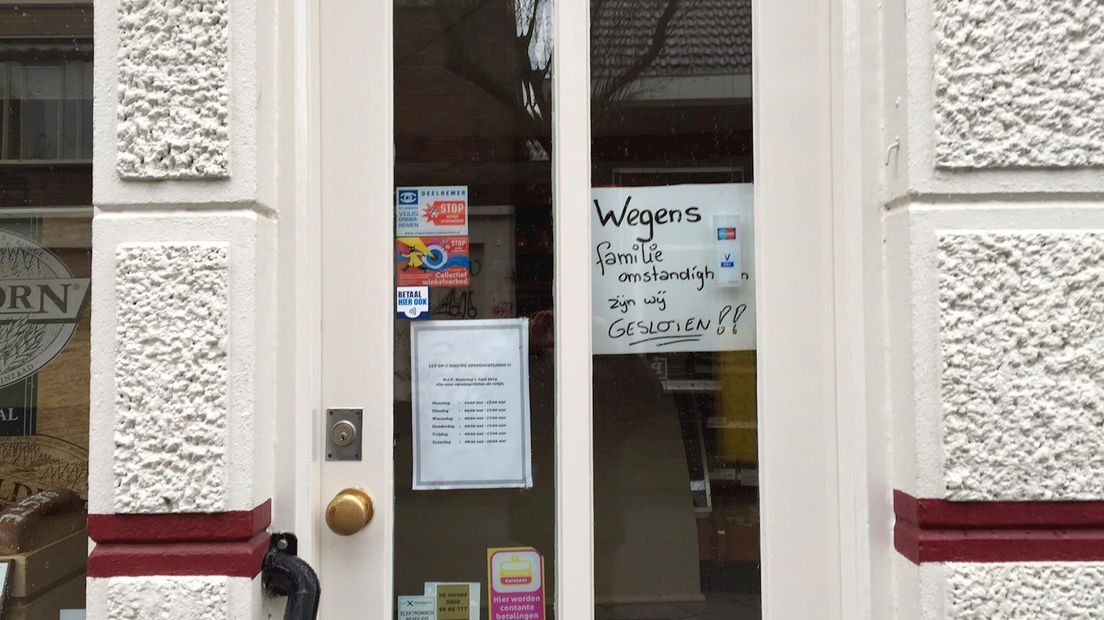 De winkel die bij de bakkerij hoort is gesloten