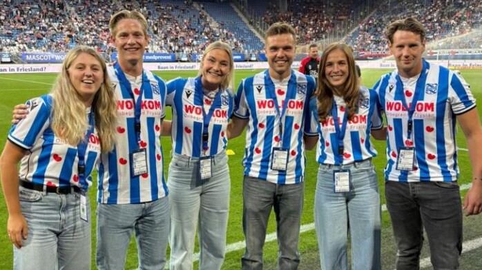 De winners fan de 172e PC huldige yn it Abe Lenstra Stadion