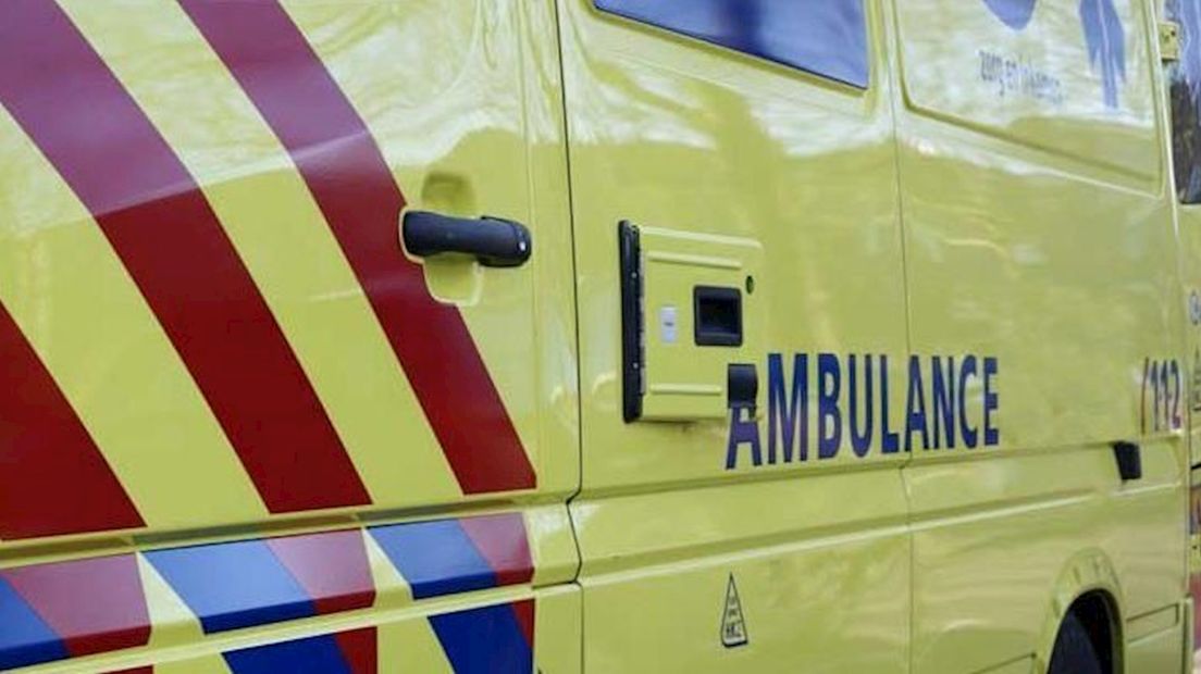 Gewonde man met ambulance naar ziekenhuis