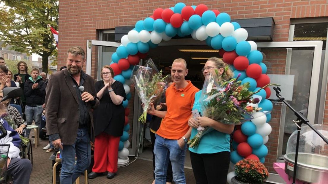 Steven Kroon (links) zet Niels Limbeek en Sylvia van den Hoek in de bloemetjes.