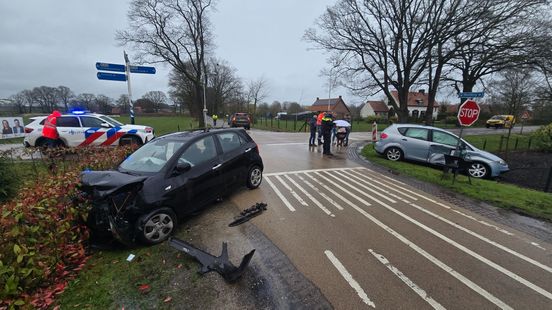 Flinke schade na botsing op kruispunt