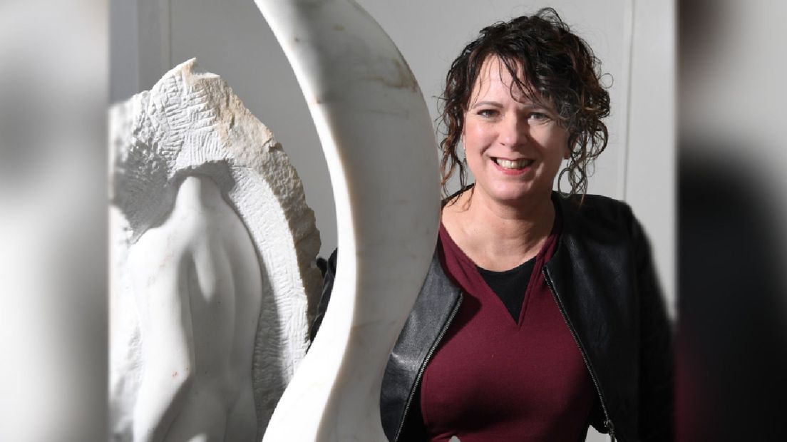 Kunstenares Frieda Waanders maakte het monument voor de busramp: "Eervol dat ik dit mag doen".