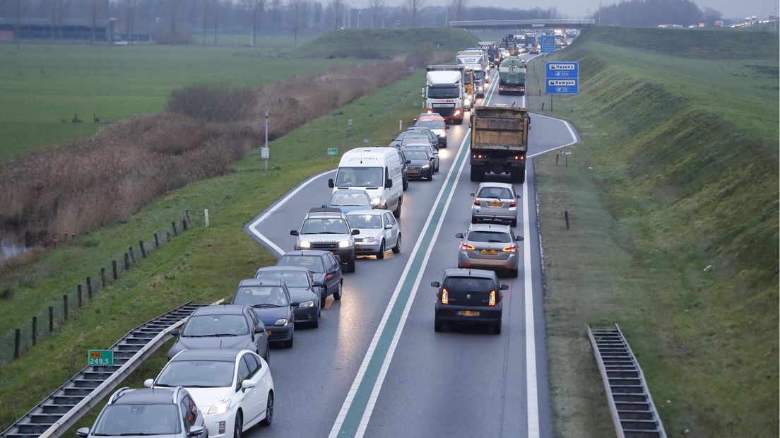 Verkeer op N50 vast door ongeluk