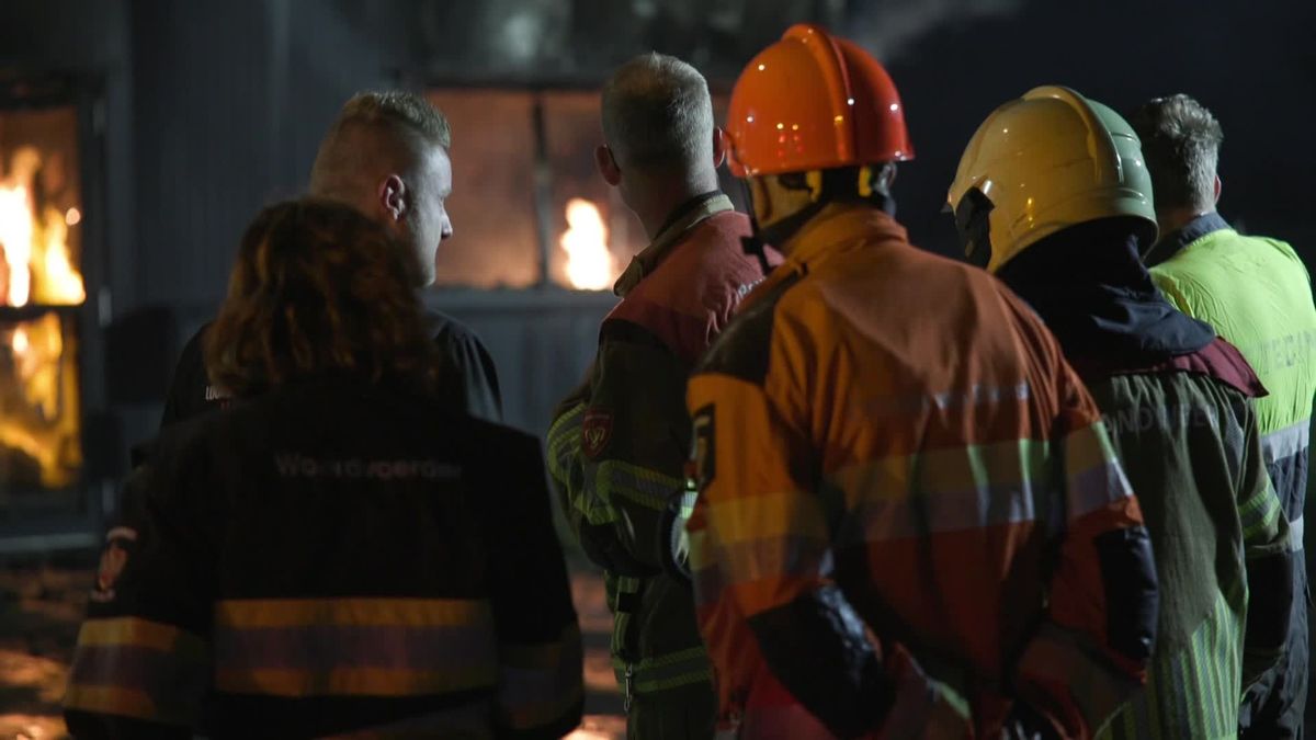 Beelden van de brand op het bedrijventerrein in Dokkum