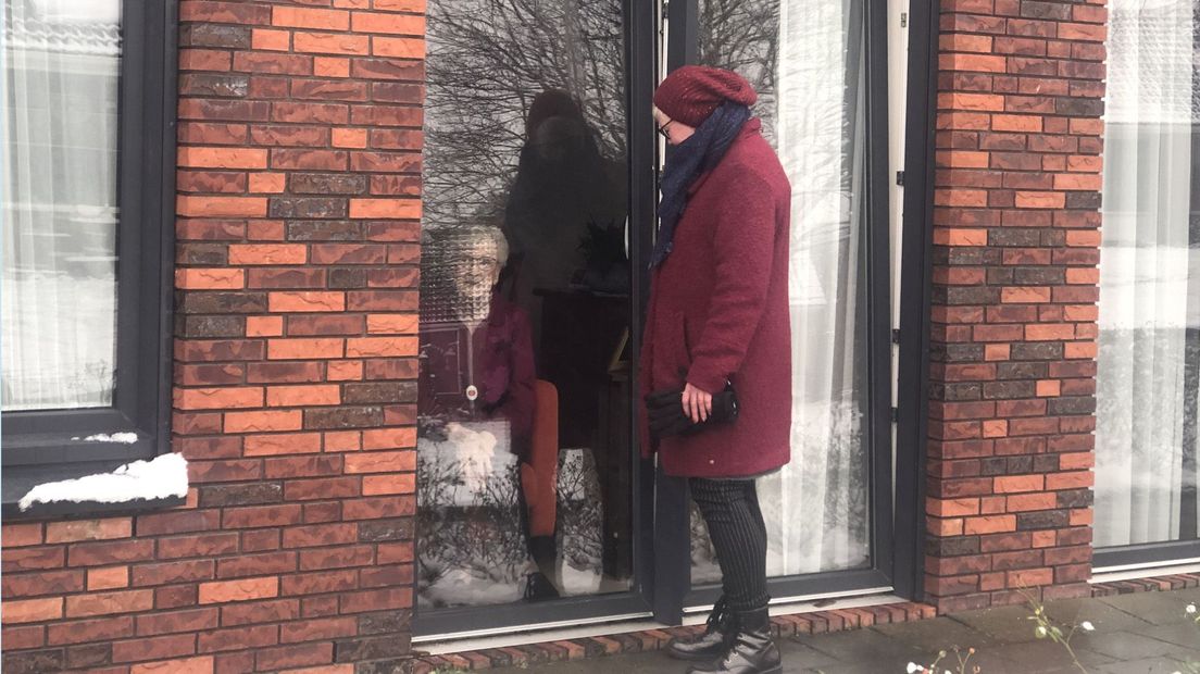 Riëtte Puister brengt een raambezoek aan haar moeder in 'Hamrik in Nieuwolda
