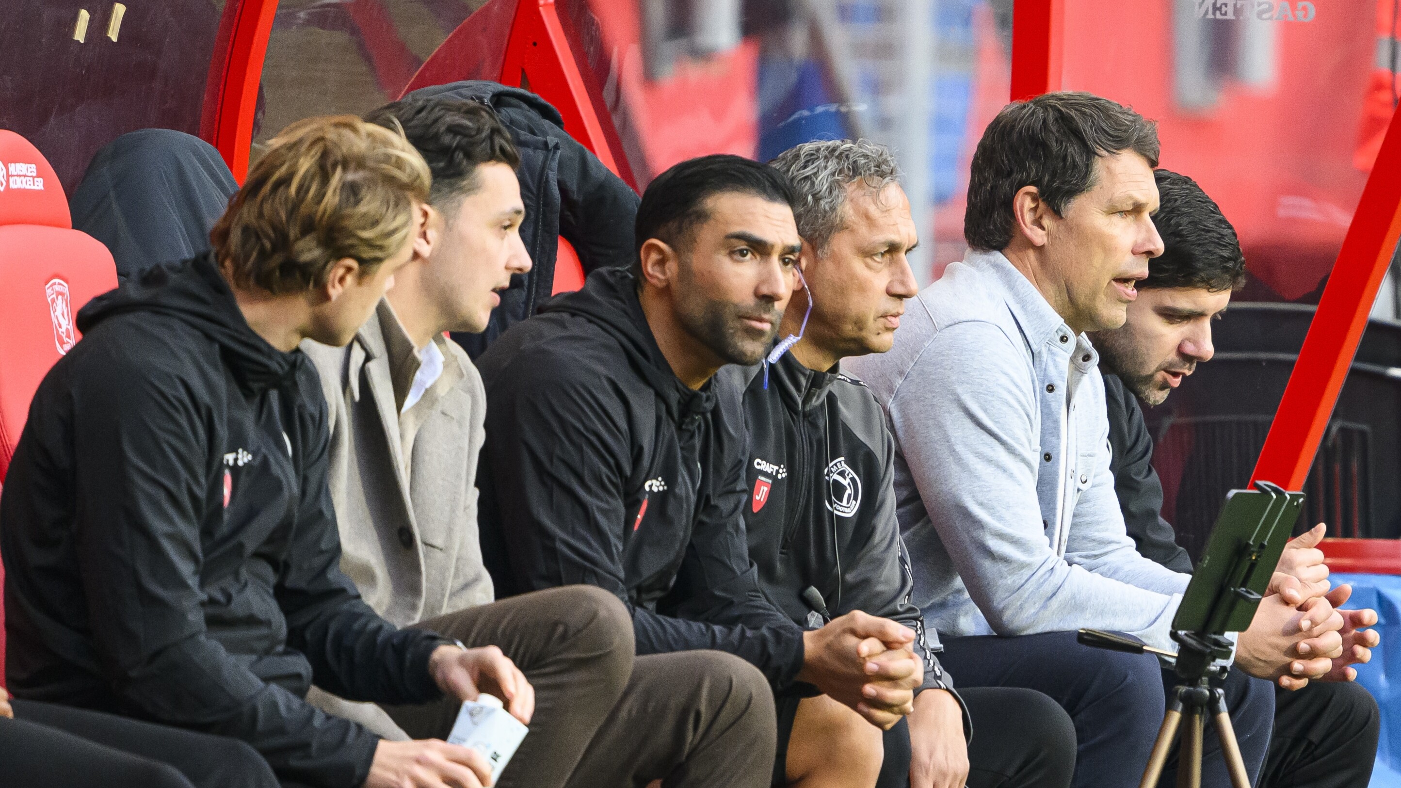 Agil Etemadi (midden) op de bank as keeperstrainer fan Almere City