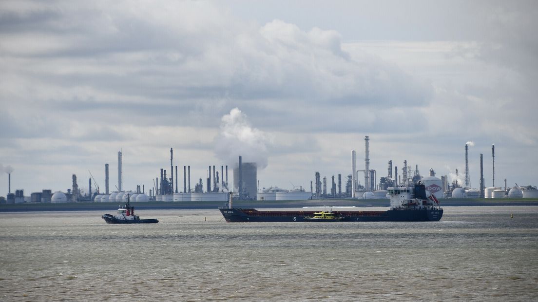 Schip op drift op de Westerschelde